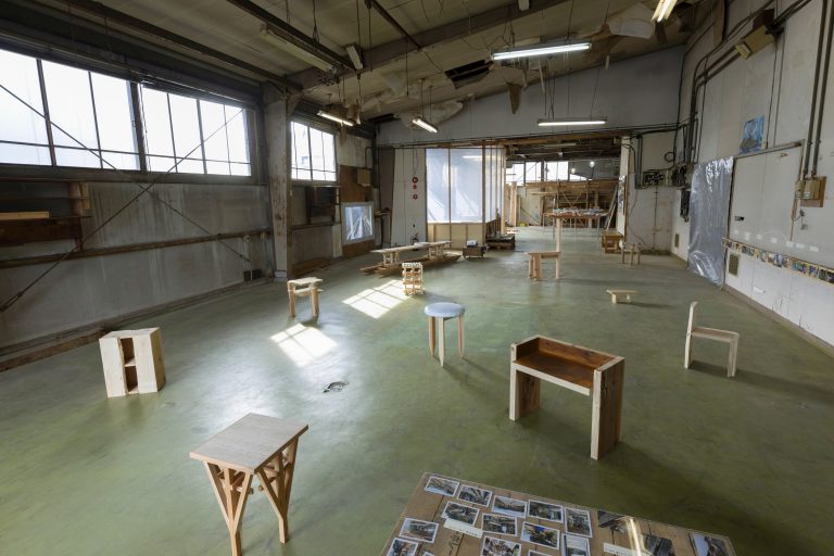 森林環境や建築⽣産に携わる⼈々の声をもとにした家具の制作を通して、⽊材の経路を辿り、つながりを結びなおすプロジェクト