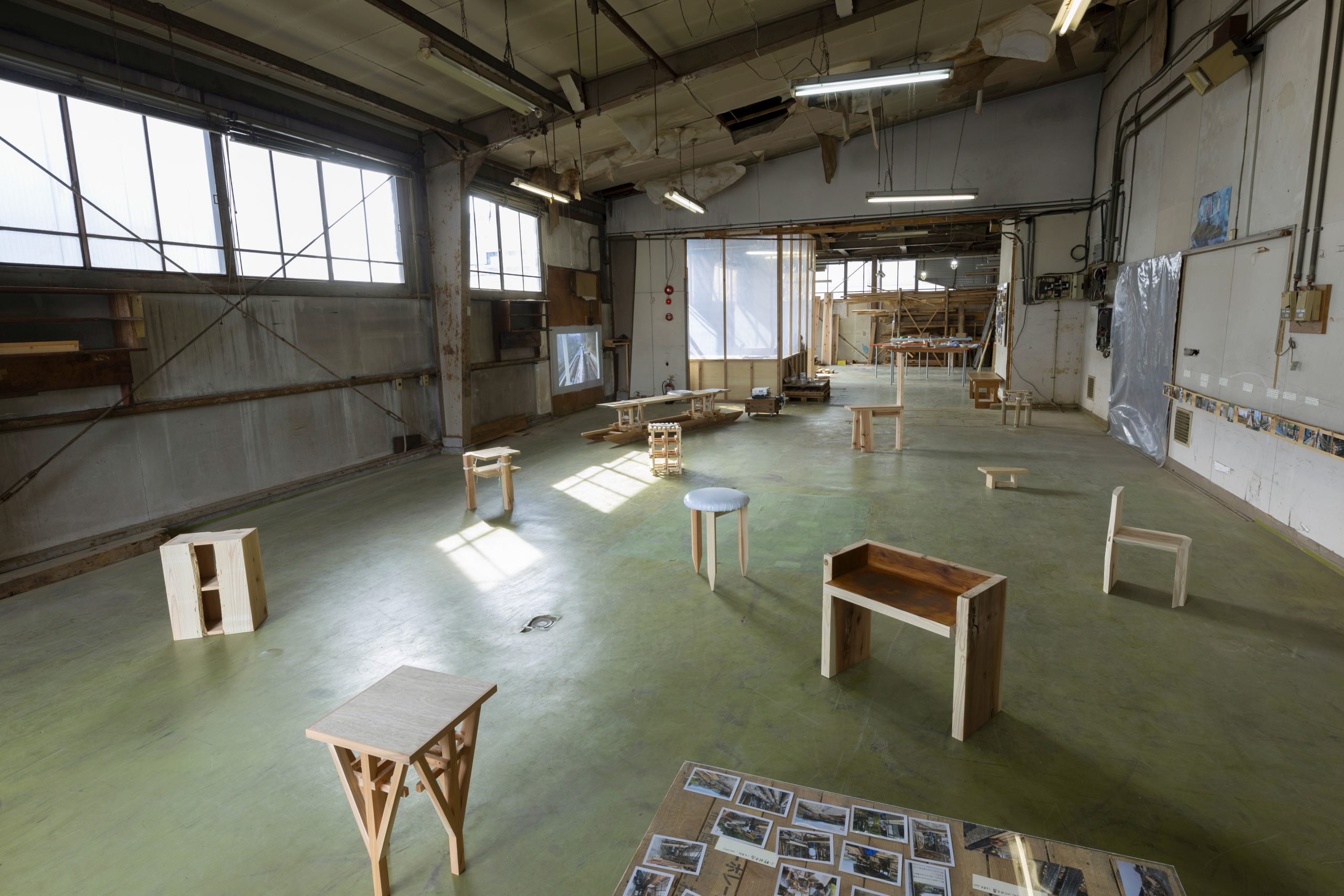 森林環境や建築⽣産に携わる⼈々の声をもとにした家具の制作を通して、⽊材の経路を辿り、つながりを結びなおすプロジェクト